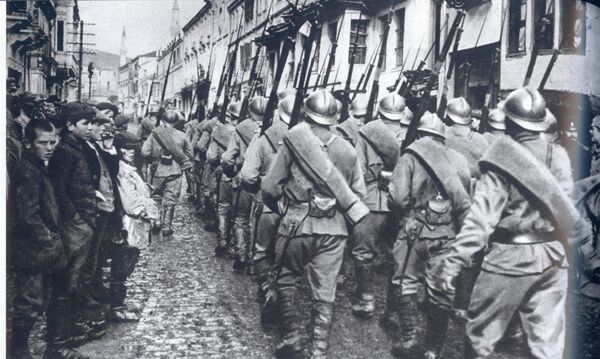 Руси улазе у ослобођени Битољ, новембар 1916. године - Sputnik Србија