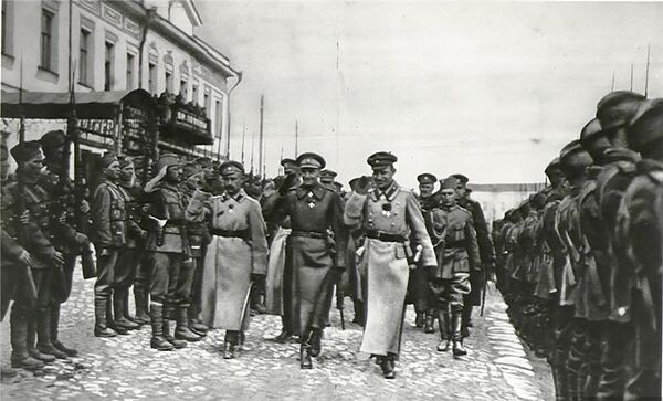 „Србија — то је једна од најлепших и нахрабријих страница историје човечанства. Србија — то је потпуно јунаштво“, рекао је 1919. године адмирал Колчак. Фотографисан током преузимања врховне војне власти — први је поздравио Српски пук „Мајор Благотић“ у Чељабинску.  - Sputnik Србија