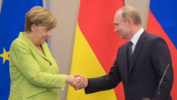 Nemačka kancelarka Angela Merkel i predsednik Rusije Vladimir Putin na zajedničkoj konferenciji za medije u Sočiju - Sputnik Srbija