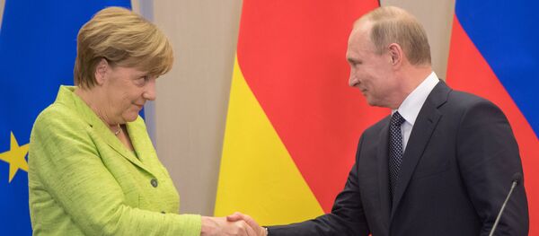 Немачка канцеларка Ангела Меркел и председник Русије Владимир Путин на заједничкој конференцији за медије у Сочију - Sputnik Србија