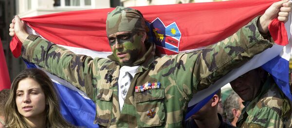 Hrvatski vojni veteran sa zastavom Hrvatske - Sputnik Srbija