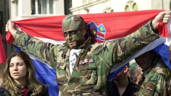 Хрватски војни ветеран са заставом Хрватске - Sputnik Србија