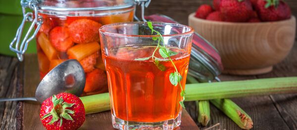 Вода и јагоде - Sputnik Србија