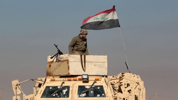 Irački vojnik na oklopnom vozilu u gradu Tal Abtah - Sputnik Srbija
