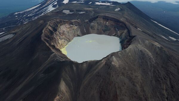 Кратерное озеро вулкана Малый Семячик на Камчатке - Sputnik Србија