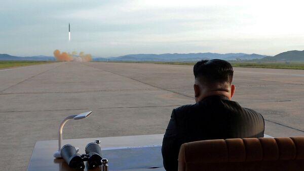 Ким Џонг Ун посматра лансирање балистичке ракете - Sputnik Србија