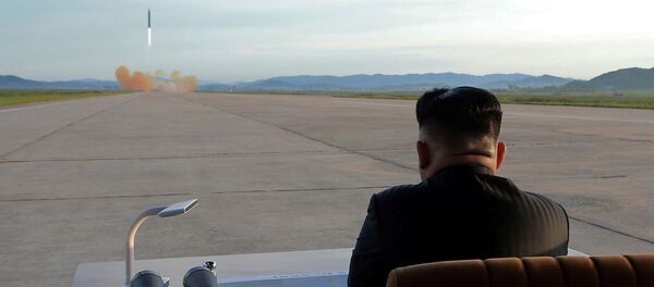Kim Džong Un posmatra lansiranje balističke rakete - Sputnik Srbija