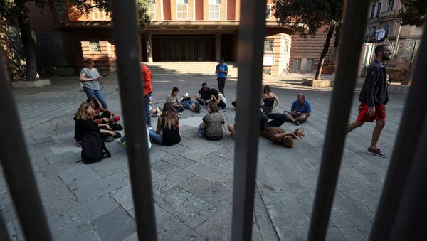 Људи се окупљају у школи у Барселони - Sputnik Србија