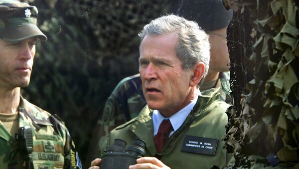 Predsednik SAD Džordž V. Buš gleda na Severnu Koreju u Demilitarizovanoj zoni na napetoj vojnoj granici između dve Koreje - Sputnik Srbija