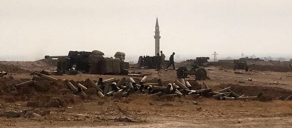 Sirijska vojska i borci samoodbrane tokom ofanzive u oblasti Džafra u Dejr el Zoru - Sputnik Srbija