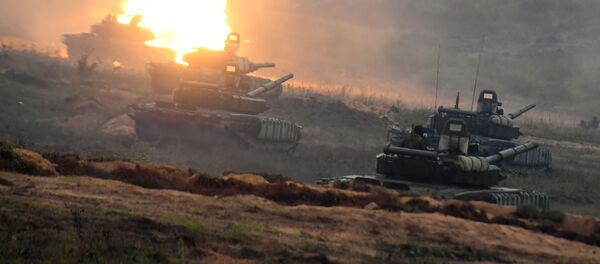 Тенкови Т-72Б3 на полигону у Минској области током стратешких војних вежби Запад 2017 - Sputnik Србија