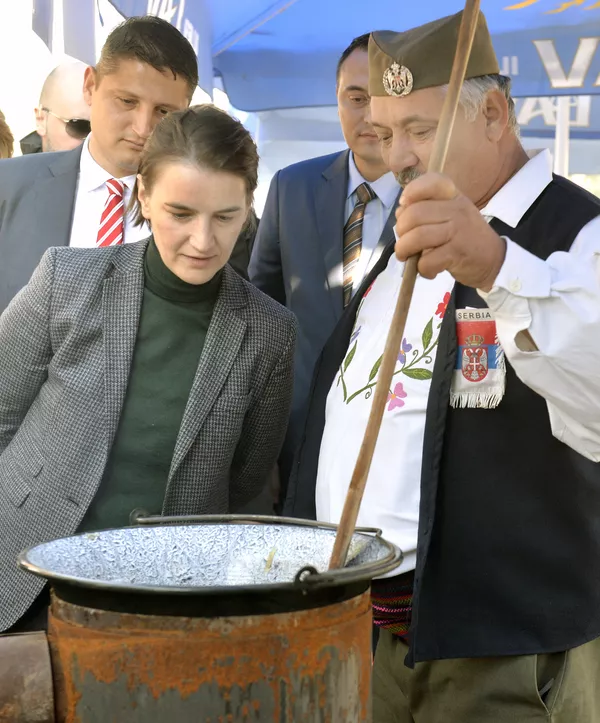 Председник Општине Коцељева Душан Илинчић и премијерка Србије Ана Брнабић током посете Фестивалу зимнице Председник Општине Коцељева Душан Илинчић и премијерка Србије Ана Брнабић током посете Фестивалу зимнице - Sputnik Србија