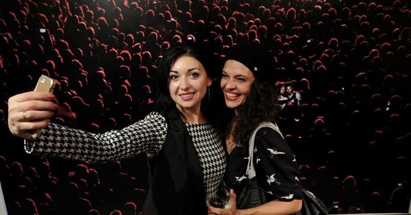Јелена Јанковић, селфи испред победничке фотографије Селфи култура Јелена Јанковић, селфи испред победничке фотографије Селфи култура - Sputnik Србија