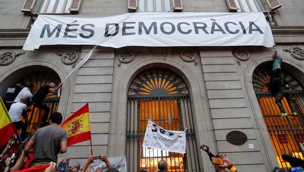 Демонстранти покушавају да поцепају транспарент на којем на каталонском пише „Више демократије“ - Sputnik Србија