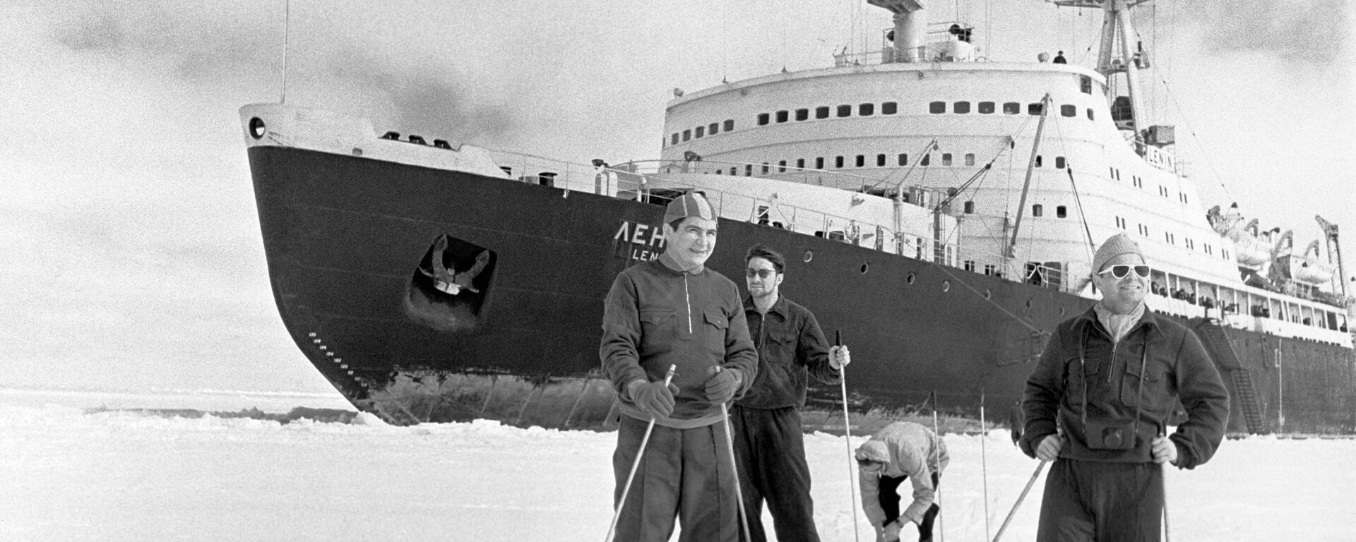 Члены экипажа атомохода Ленин на лыжной прогулке в момент короткой стоянки корабля во льдах Арктики - Sputnik Србија, 1920, 19.07.2020