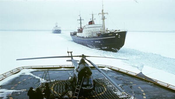 Хеликоптер на атомском ледоломцу „Арктик“ у Баренцовом мору - Sputnik Србија