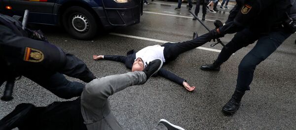 Интервенција полиције током референдума у Каталонији Интервенција полиције током референдума у Каталонији - Sputnik Србија