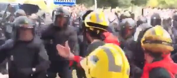 Шпанска полиција у сукобу с каталонским ватрогасцима - Sputnik Србија