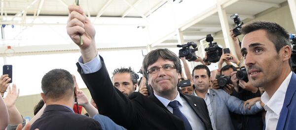 Каталонски председник Карлес Пуџдемон током референдума за независност Каталоније Каталонски председник Карлес Пуџдемон током референдума за независност Каталоније - Sputnik Србија