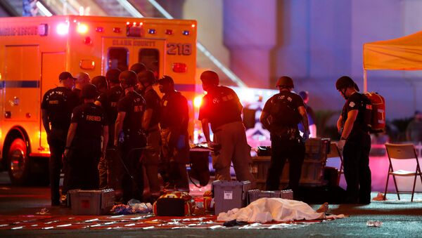 Policija pored tela jednog od nastradalih u pucnjavi u Las Vegasu - Sputnik Srbija