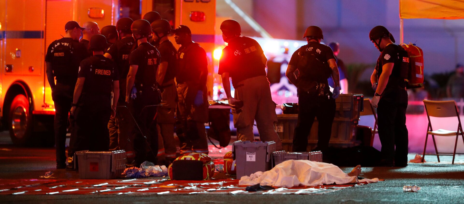 Policija pored tela jednog od nastradalih u pucnjavi u Las Vegasu - Sputnik Srbija, 1920, 02.10.2017