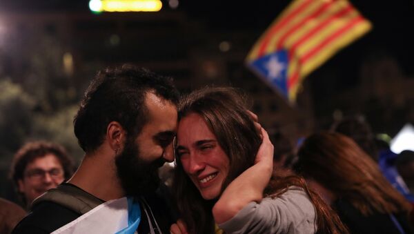 Славље становника Каталоније после референдума о независности одржаног 1. октобра 2017 - Sputnik Србија
