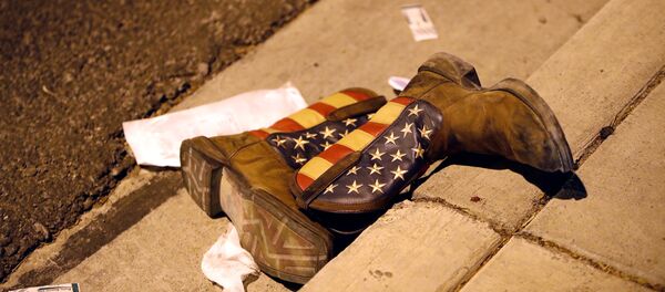Par kaubojskih čizama na mestu pucnjave u Las Vegasu Par kaubojskih čizama na mestu pucnjave u Las Vegasu - Sputnik Srbija