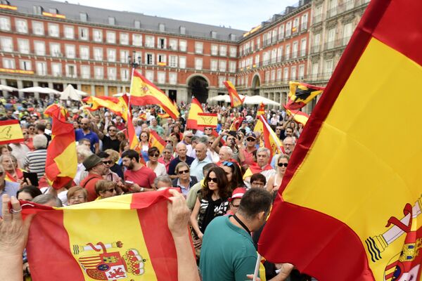Demonstranti u Madridu na protestu protiv referenduma o nezavisnosti Katalonije. Demonstranti u Madridu na protestu protiv referenduma o nezavisnosti Katalonije. - Sputnik Srbija