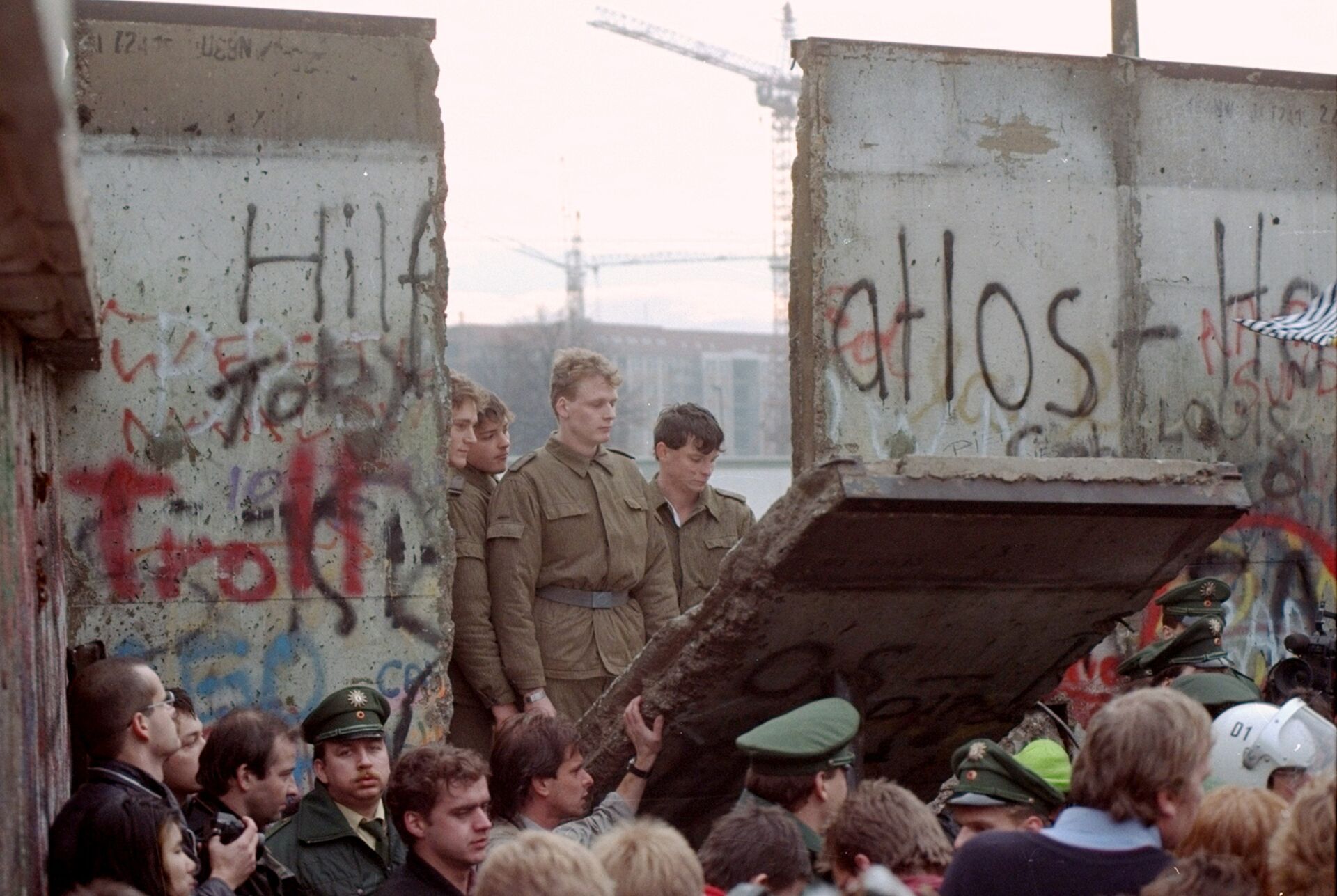 Rušenje Berlinskog zida 12. novembra 1989. - Sputnik Srbija, 1920, 09.12.2021