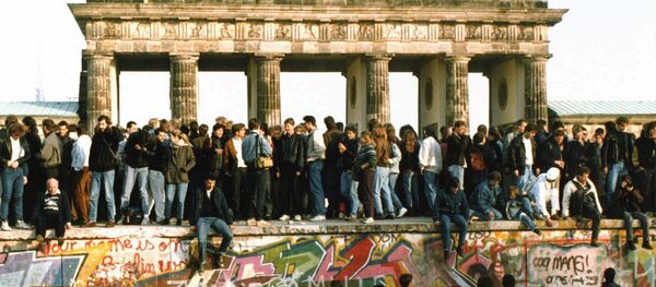 Rušenje Berlinskog zida 12. novembra 1989. Rušenje Berlinskog zida 12. novembra 1989. - Sputnik Srbija