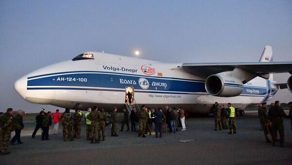 Antonov 124 na aerodromu u Batajnici - Sputnik Srbija