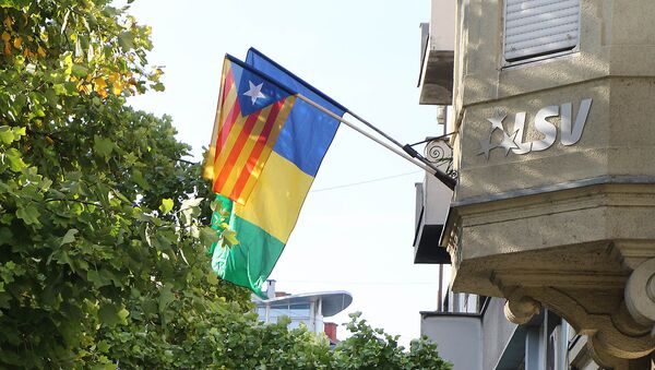 Застава сепаратистичке Каталоније на згради ЛСВ у Новом Саду - Sputnik Србија