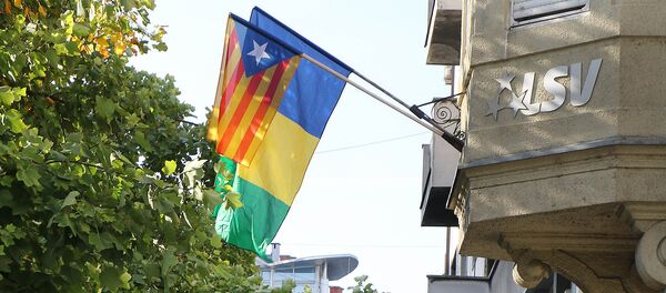 Застава сепаратистичке Каталоније на згради ЛСВ у Новом Саду - Sputnik Србија