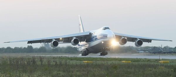 Avion An-124-100 kojim su dostavljeni migovi 29  - Sputnik Srbija