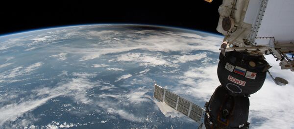 Поглед на Земљу током помрачења Сунца са Међународне свемирске станице - Sputnik Србија