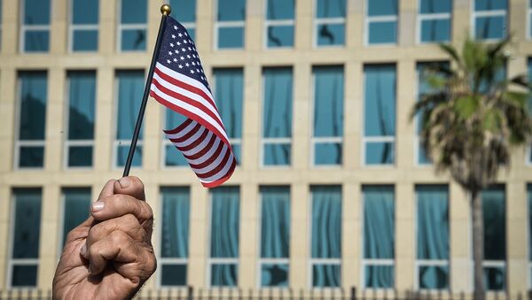 Кубанац држи америчку заставу испред амбасаде САД у Хавани - Sputnik Србија