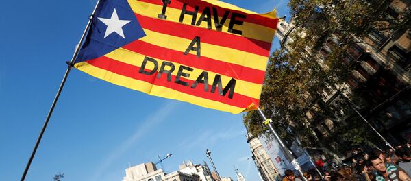 Сепаратистичка застава Каталоније у Барселони Сепаратистичка застава Каталоније у Барселони - Sputnik Србија