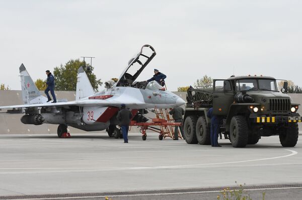 У зависноси од метеоролошких услова током наредна четири дана руски и српски пилоти размењиваће искуства и знања у области борбене употребе летелица  - Sputnik Србија