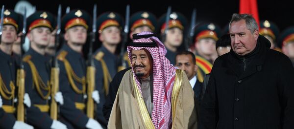 Краљ Саудијске Арабије Салман са замеником премијера Русије Дмитријем Рогозином на аеродрому Внуково Краљ Саудијске Арабије Салман са замеником премијера Русије Дмитријем Рогозином на аеродрому Внуково - Sputnik Србија