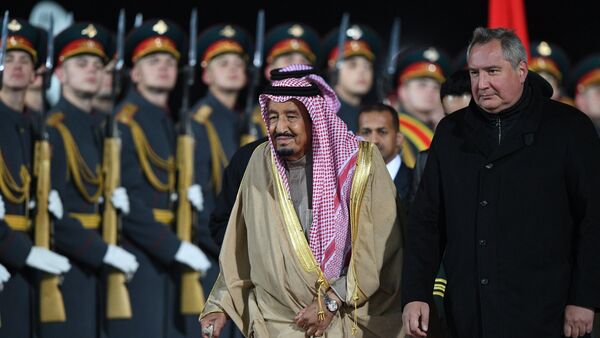 Краљ Саудијске Арабије Салман ел Сауд са Дмитријем Рогозином у Москви - Sputnik Србија
