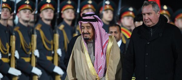 Краљ Саудијске Арабије Салман ел Сауд са Дмитријем Рогозином у Москви Краљ Саудијске Арабије Салман ел Сауд са Дмитријем Рогозином у Москви - Sputnik Србија