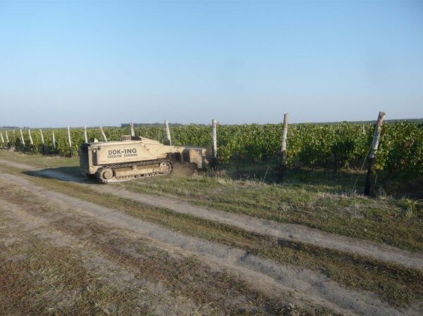 Екипа из Русије донела је и две специјалне машине за уклањање мина којима се даљински управља - Sputnik Србија