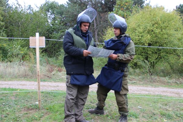 Руски деминери пре сваког изласка на терен проверавају зону кретања, јер и најмања грешка може бити кобна. - Sputnik Србија