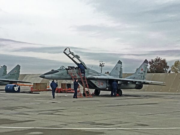 Srpski piloti pored migova na vojnim vežbama BARS. - Sputnik Srbija