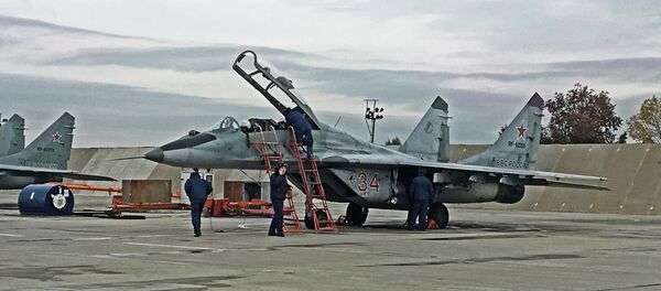 Српски пилоти поред мигова на војним вежбама БАРС. - Sputnik Србија