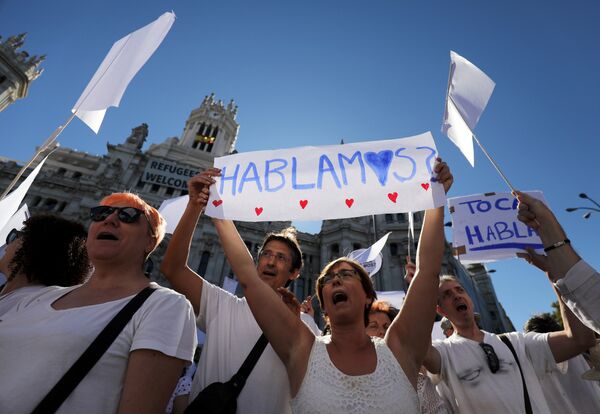 Protest podrške dijalogu španske vlade i predstavnika Katalonije u Madridu Protest podrške dijalogu španske vlade i predstavnika Katalonije u Madridu - Sputnik Srbija