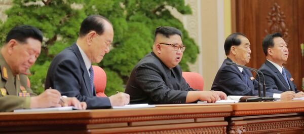 Севернокорејски лидер Ким Џонг Ун на другом пленуму 7. Централног комитета Радничке партије Кореје у Пјонгјангу - Sputnik Србија