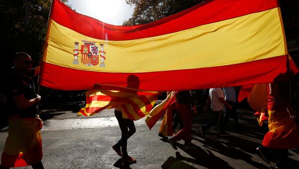 Дечак пролази испод шпанске заставе на демонстрацијама против независности Каталоније у Барселони - Sputnik Србија