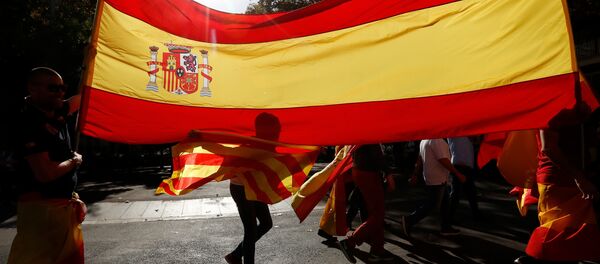 Дечак пролази испод шпанске заставе на демонстрацијама против независности Каталоније у Барселони - Sputnik Србија
