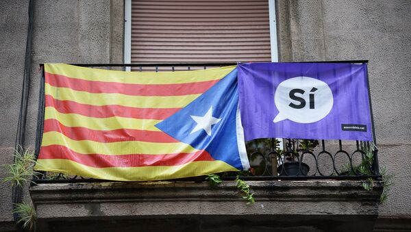 Плакат и застава на једној тераси у Барселони током референдума за независност Каталоније - Sputnik Србија